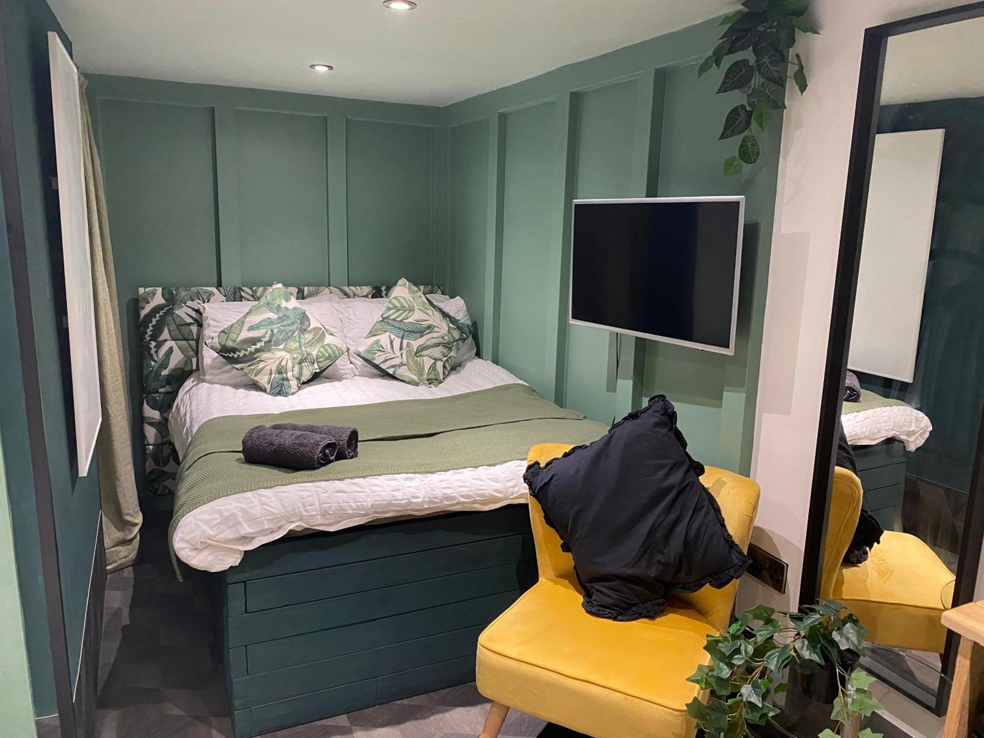 Mini Love Island Style Guest House Includes Personal Hot 24 Hour Swimming Pool, Outdoor Bathtub, Heated Dining Dome And Fire Pit, All This Is Secretly Located In The Busy Suburbs Of Nottingham Exterior photo