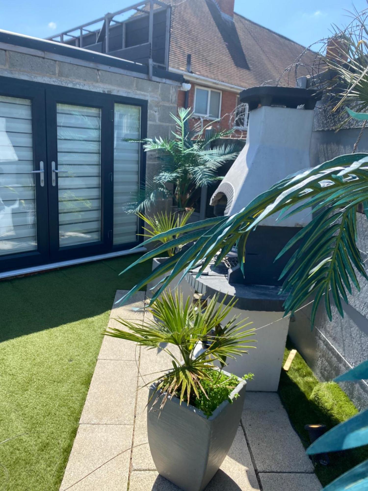 Mini Love Island Style Guest House Includes Personal Hot 24 Hour Swimming Pool, Outdoor Bathtub, Heated Dining Dome And Fire Pit, All This Is Secretly Located In The Busy Suburbs Of Nottingham Exterior photo