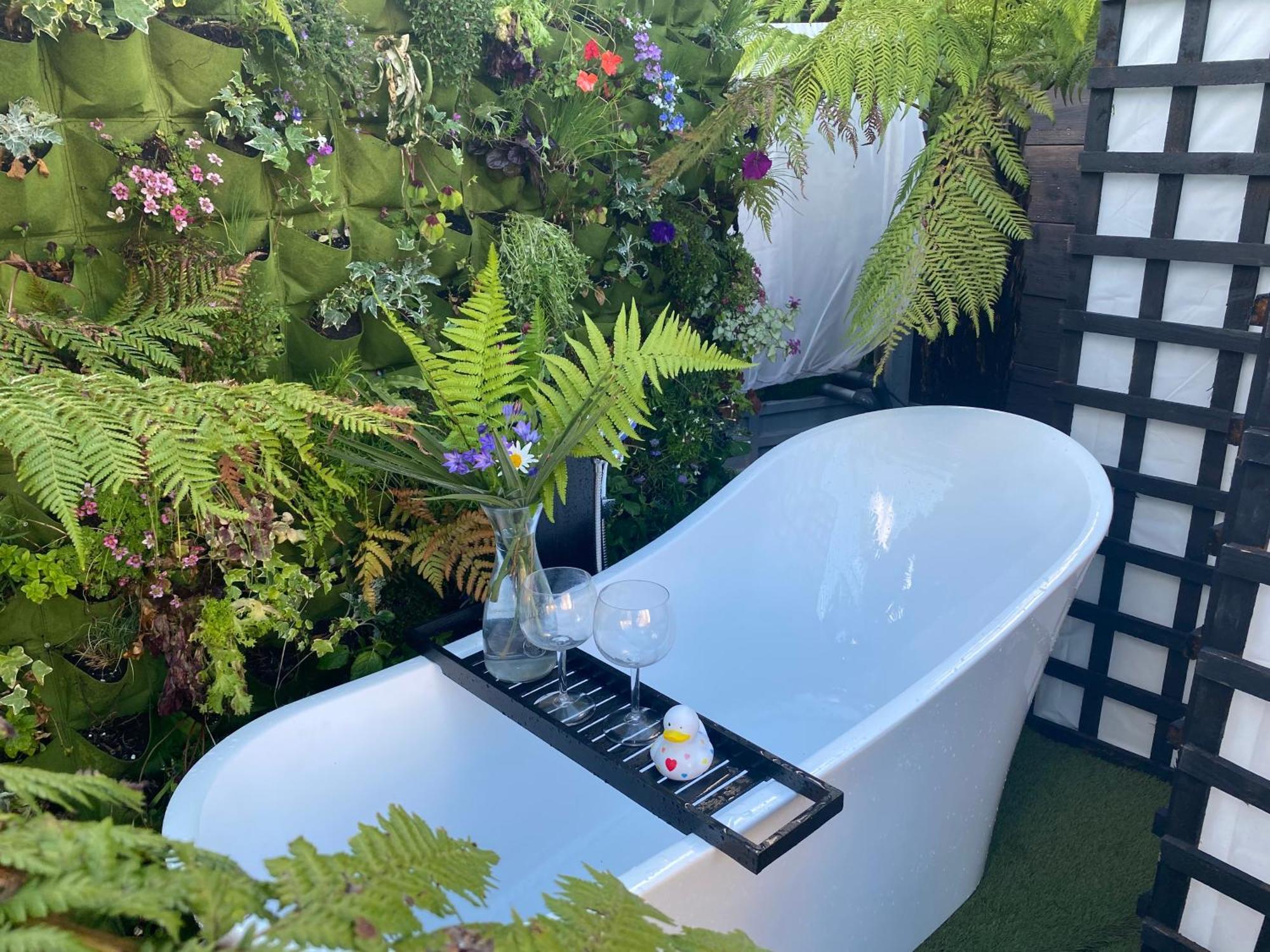 Mini Love Island Style Guest House Includes Personal Hot 24 Hour Swimming Pool, Outdoor Bathtub, Heated Dining Dome And Fire Pit, All This Is Secretly Located In The Busy Suburbs Of Nottingham Exterior photo